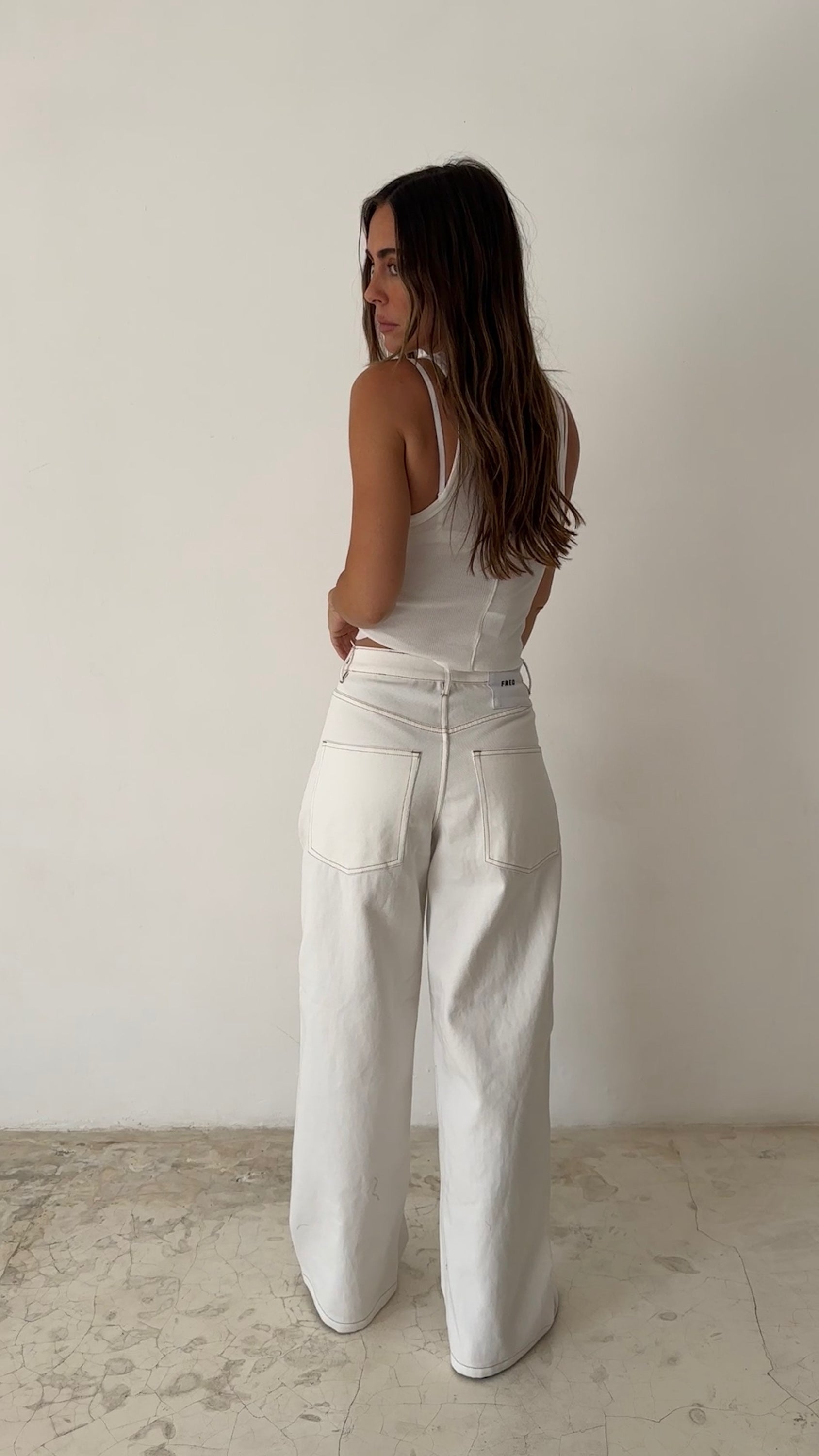LIGHT CROP TANK in WHITE