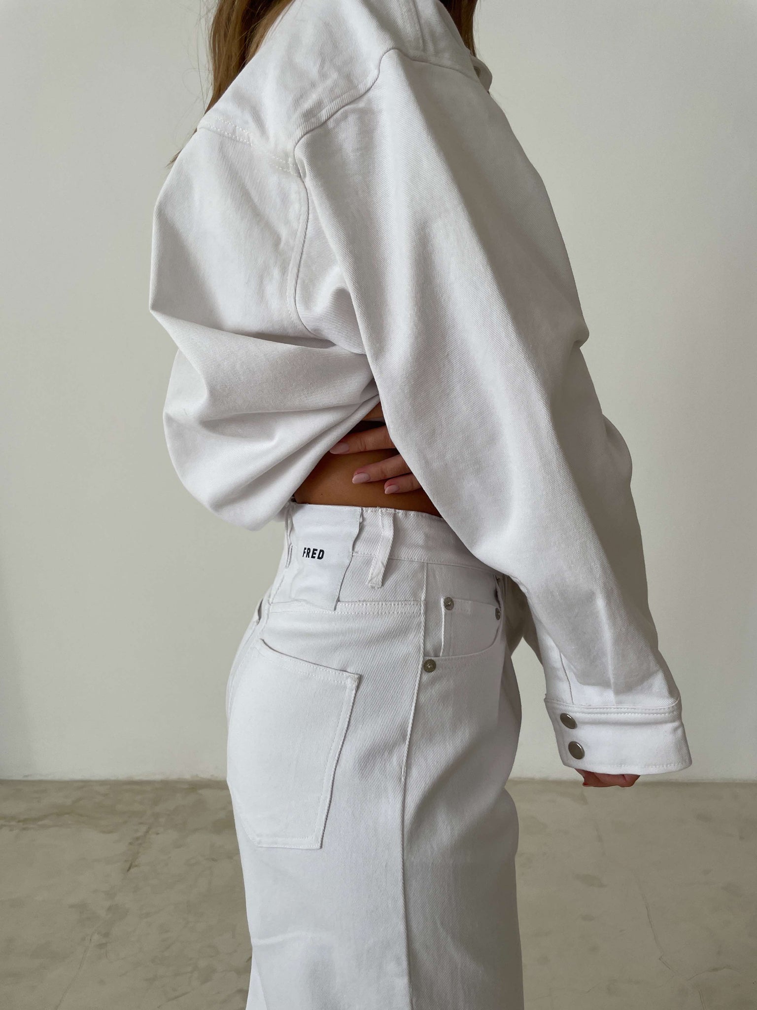 STOCK IN CANADA-RELAX PLEATED JEANS in WHITE