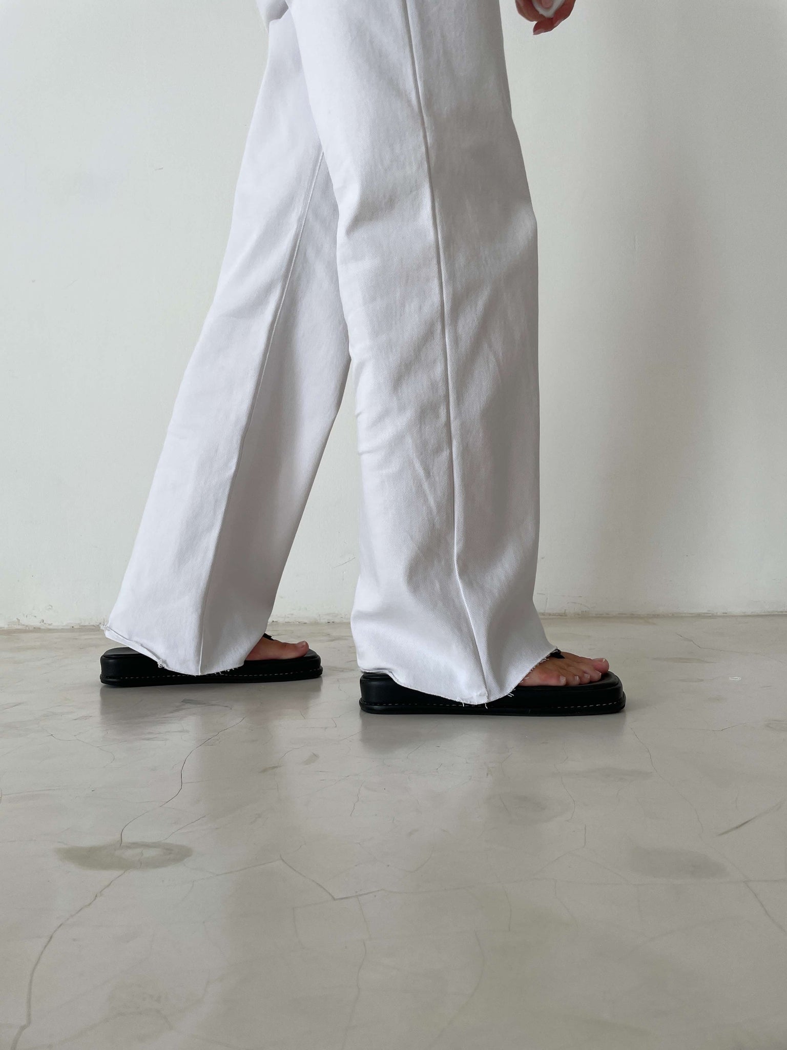 STOCK IN CANADA-RELAX PLEATED JEANS in WHITE