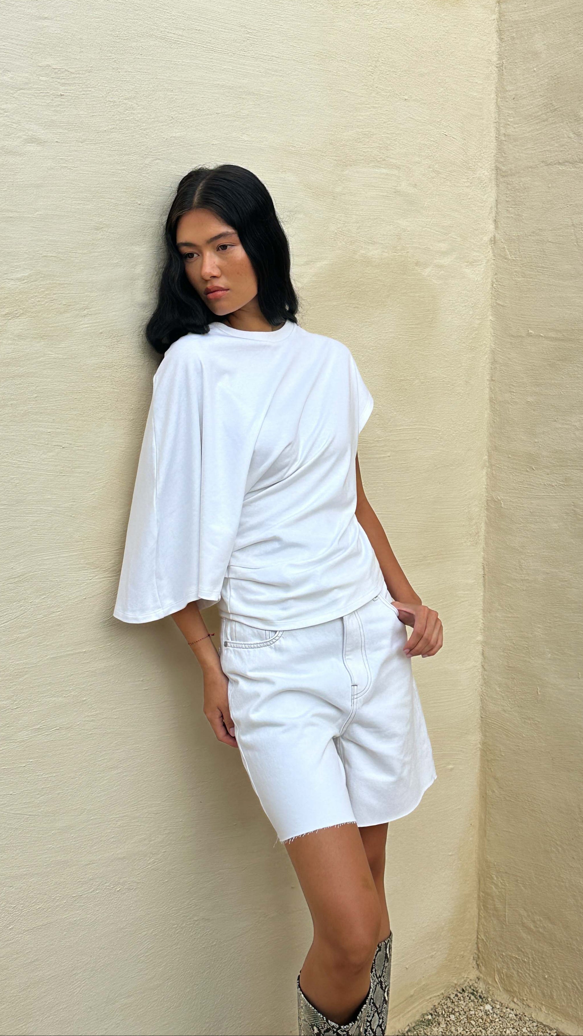 ASYMETRIC TEE in WHITE