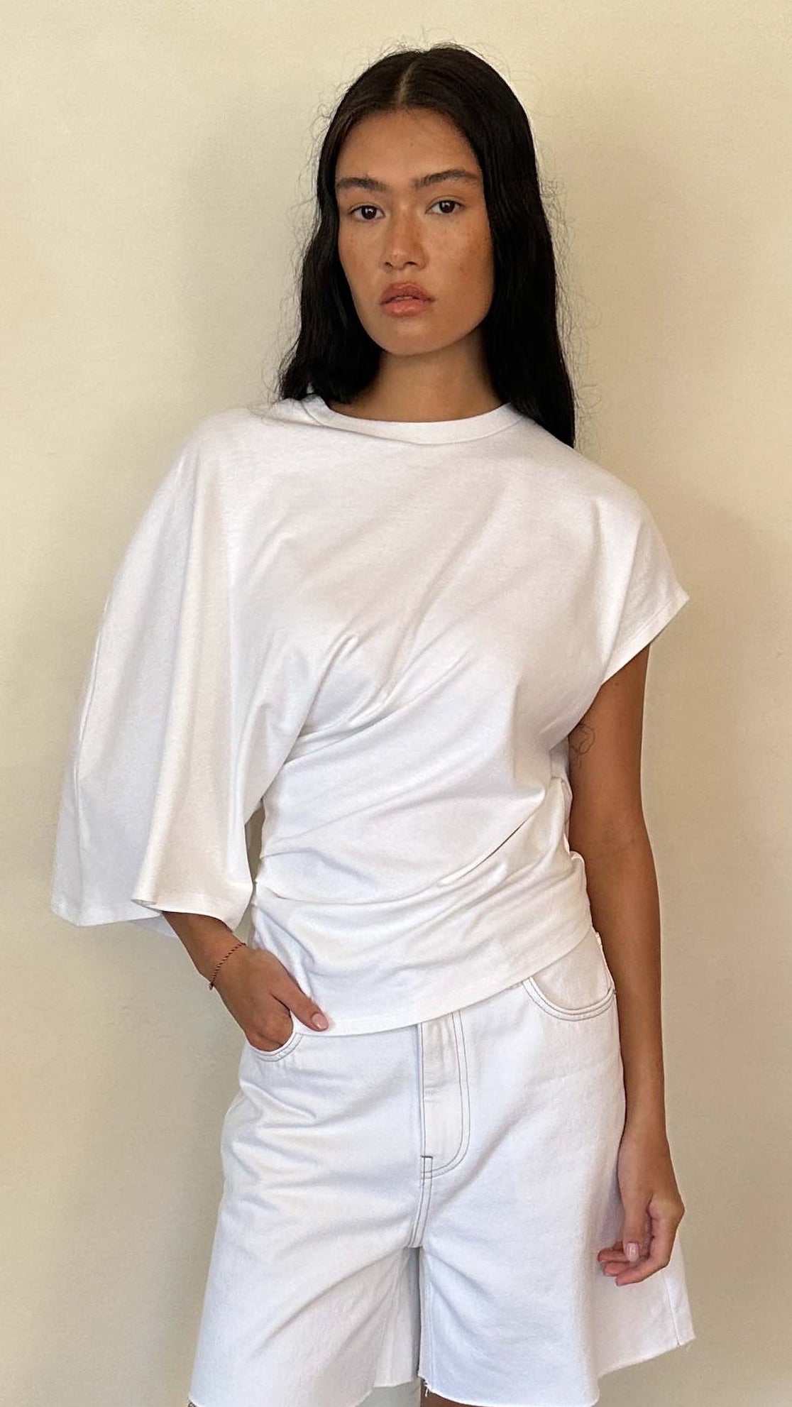ASYMETRIC TEE in WHITE