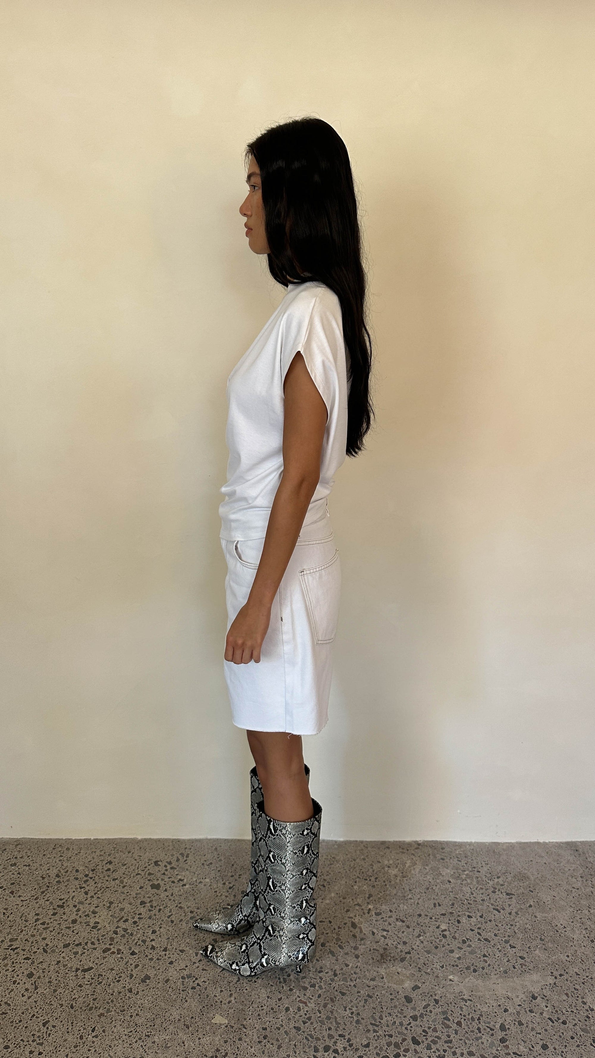 ASYMETRIC TEE in WHITE