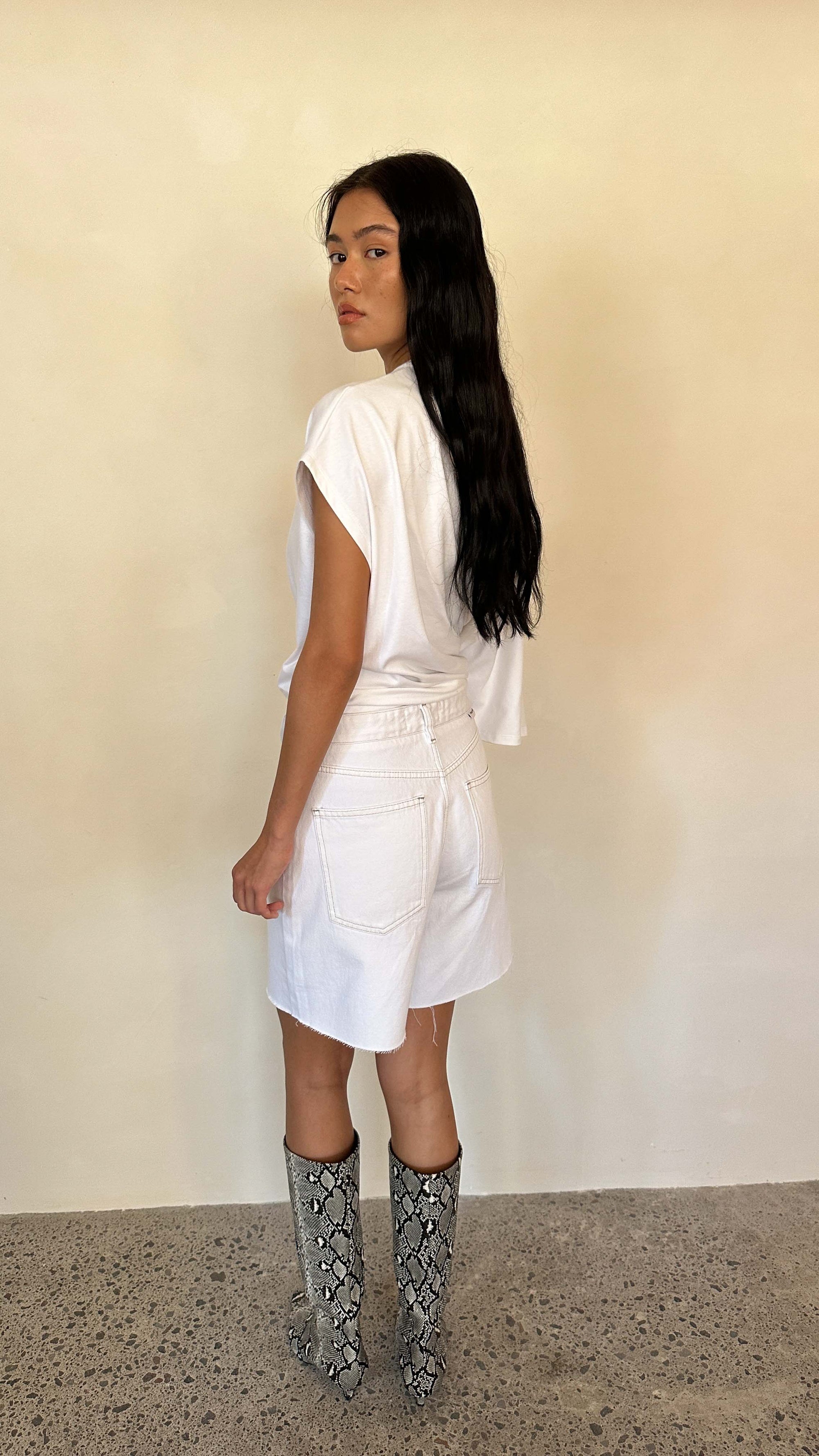 ASYMETRIC TEE in WHITE